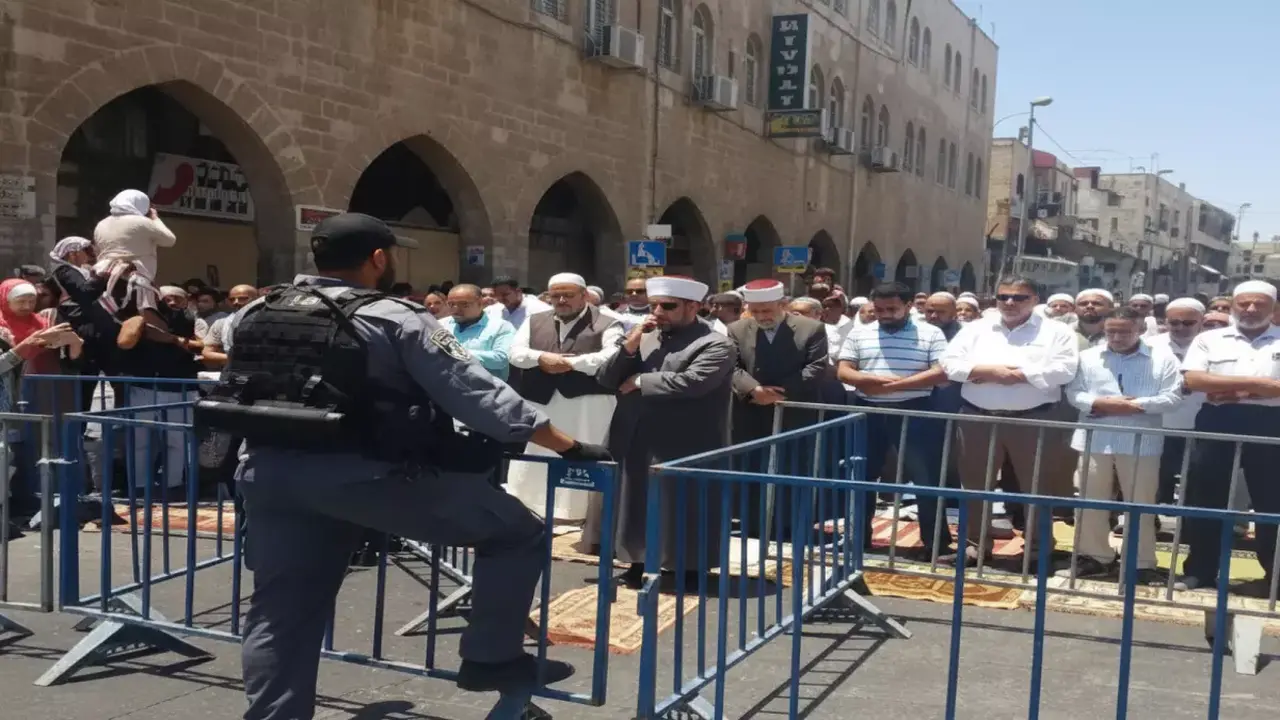 مصلّو الأقصى يتحدون قمع الاحتلال ويؤكدون حضورهم رغم الاعتقالات وتقييدات الاحتلال